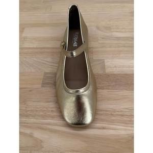 NEW REQINS women's honor sandal in gold metallic babies